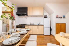 Refrigerador, microondas, placa de cocina, utensilios de cocina
