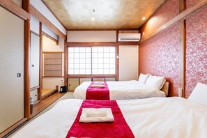 3 bedrooms, desk, iron/ironing board, free WiFi - 7 mins from USJ1 mins walk from Nishikujo Station2023 renovationJapanese modern houseWIFIMax 11 - Nishikujo House / Osaka Ōsaka (Osaka)