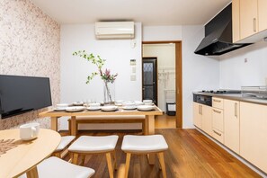 Dining - 7 mins from USJ1 mins walk from Nishikujo Station2023 renovationJapanese modern houseWIFIMax 11 - Nishikujo House / Osaka Ōsaka (Osaka)