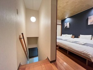 3 bedrooms, desk, iron/ironing board, free WiFi - 7 mins from USJ1 mins walk from Nishikujo Station2023 renovationJapanese modern houseWIFIMax 11 - Nishikujo House / Osaka Ōsaka (Osaka)