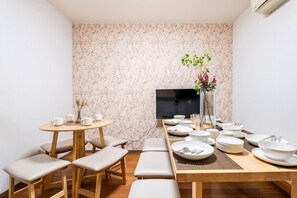 Dining - 7 mins from USJ1 mins walk from Nishikujo Station2023 renovationJapanese modern houseWIFIMax 11 - Nishikujo House / Osaka Ōsaka (Osaka)