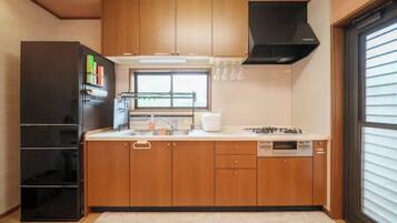 Fridge, microwave, stovetop, cookware/dishes/utensils