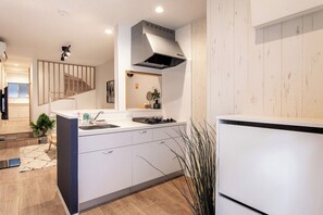 Kühlschrank, Mikrowelle, Herdplatte, Kochgeschirr/Geschirr/Besteck