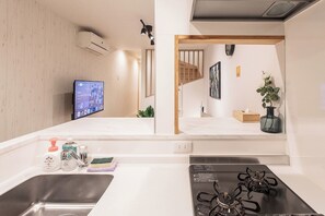 Kühlschrank, Mikrowelle, Herdplatte, Kochgeschirr/Geschirr/Besteck