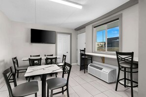 Free daily continental breakfast  - Quality Inn Nashville - Opryland Area (Nashville)