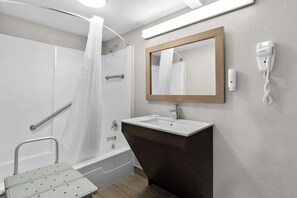 Bathtub, towels - Quality Inn Nashville - Opryland Area (Nashville)