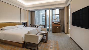 Superior eenpersoonskamer | Een minibar, een laptopwerkplek, een strijkplank/strijkijzer