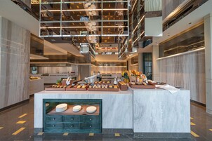 Daily buffet breakfast (CNY 98 per person)