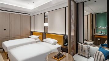 Habitació amb dos llits individuals bàsica | Minibar i espai de treball apte per a portàtils