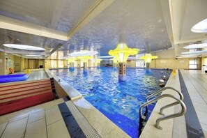 حمام سباحة داخلي