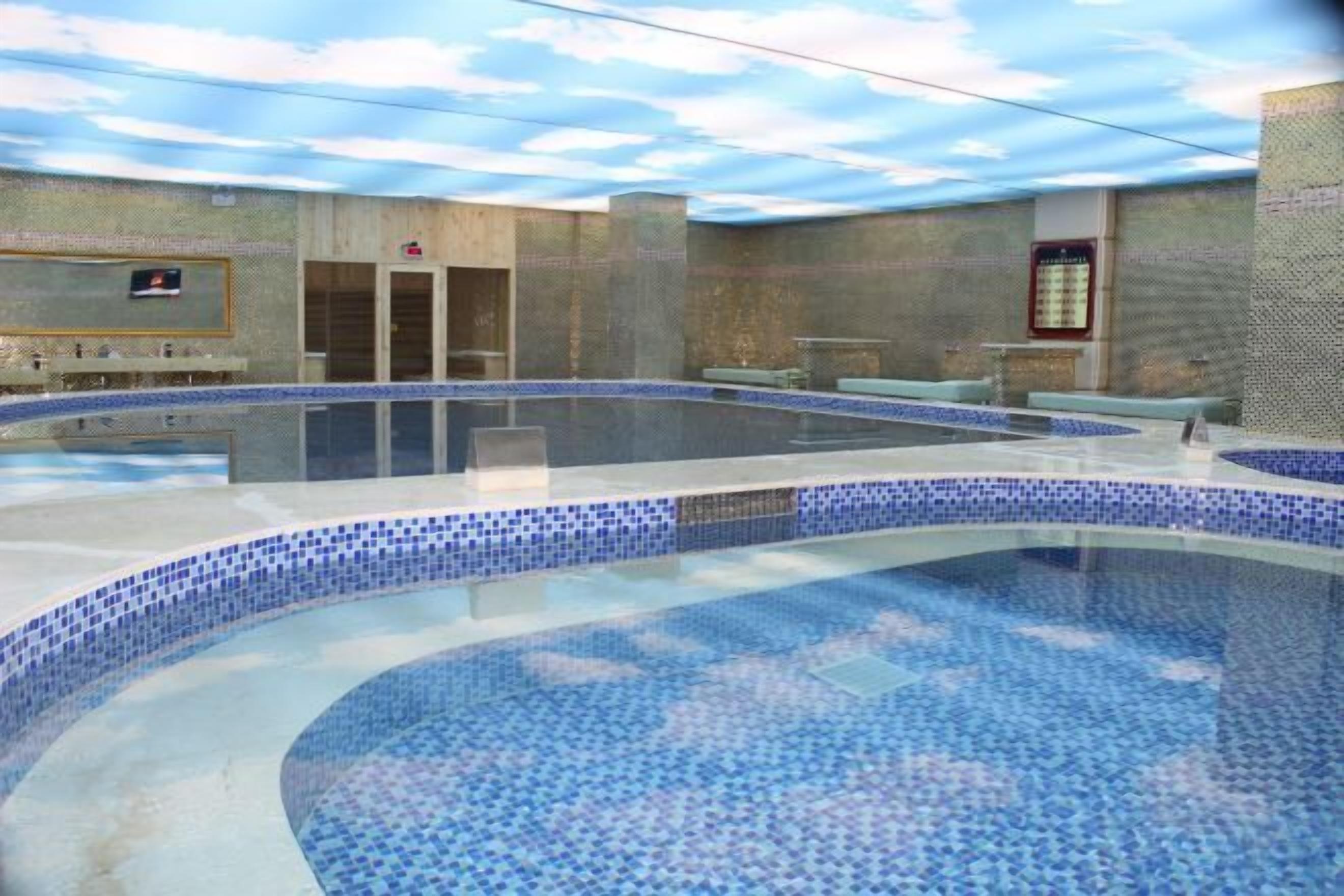 حمام سباحة داخلي