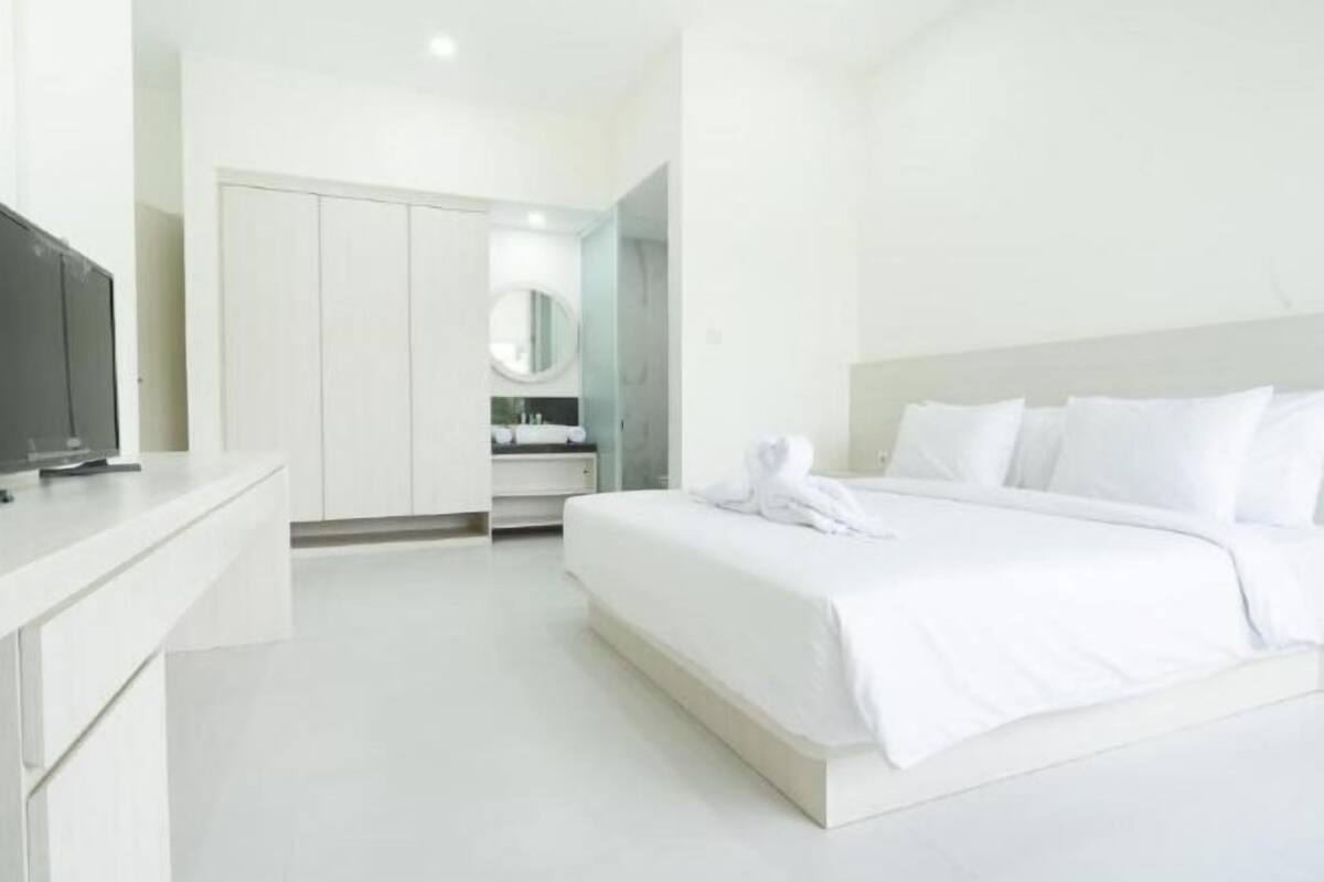 1 bedroom, premium bedding, laptop workspace, free WiFi