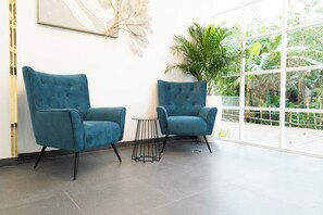 Área de estar no saguão