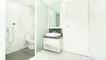 Deluxe-Apartment, Kochnische | Badezimmer | Dusche, Handtücher, Seife, Shampoo