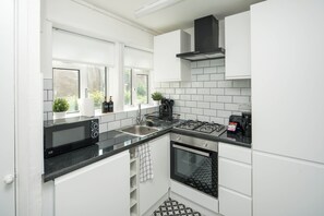 Geladeira, micro-ondas, fogão, cooktop