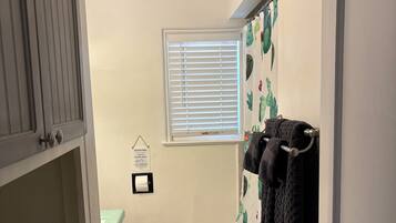 Douche, sĂšche-cheveux, serviettes fournies, savon