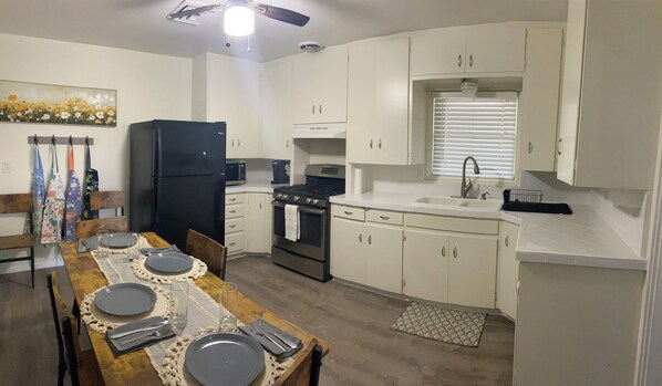 Frigorífic, microones, forn i placa de cuina 