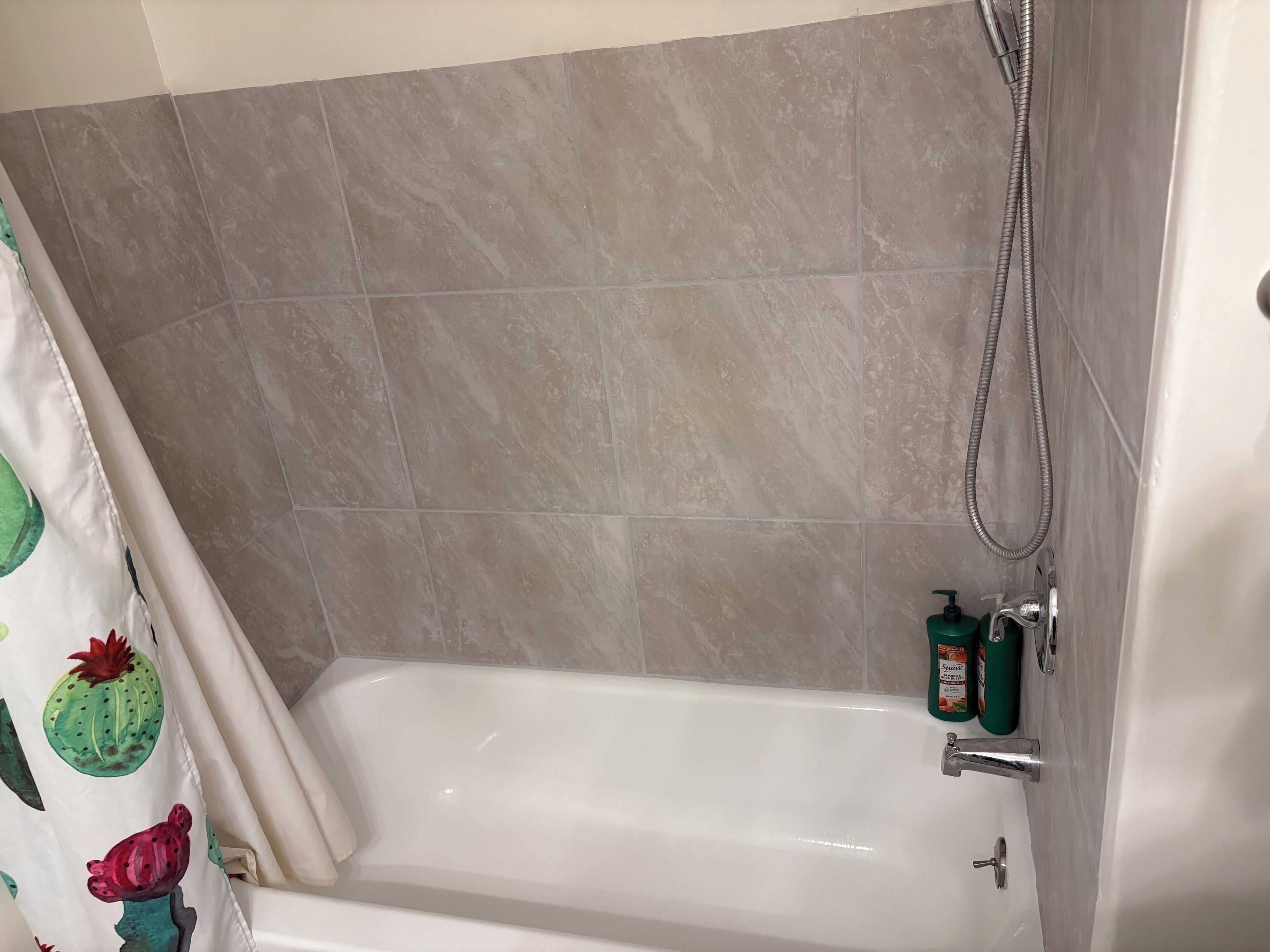 Douche, sèche-cheveux, serviettes fournies, savon