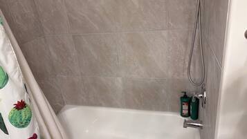 Douche, sĂšche-cheveux, serviettes fournies, savon