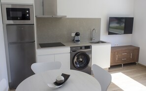 Køleskab, mikrobølgeovn, brødrister