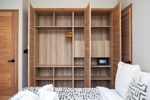 3 habitaciones, tabla de planchar con plancha, wifi y ropa de cama 