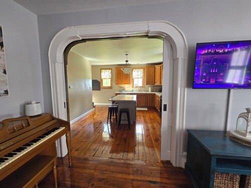 Charming 3-bedroom farmhouse 1 hour from Beaver Stadium