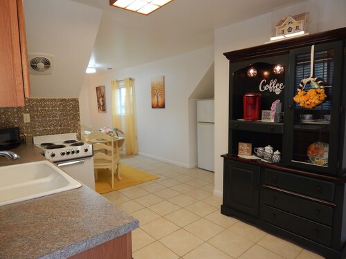 Charming cottage in a private guest house in Lebanon and minutes to Nashville TN