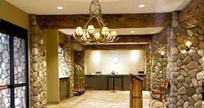 PET Friendly, SLOPE-Side, Sleeps 4, Kitchen & POOL