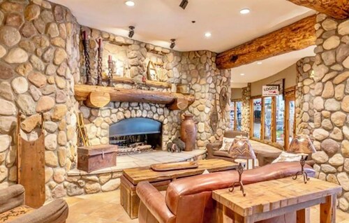 PET Friendly, SLOPE-Side, Sleeps 4, Kitchen & POOL