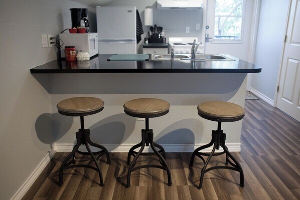 Private kitchen - Cozy apartment in welcoming San Antonio with AC, WiFi (San Antonio)