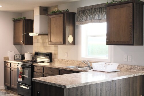 Sleeps 6, rural & cozy.