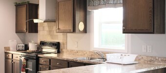 Sleeps 6, rural & cozy.