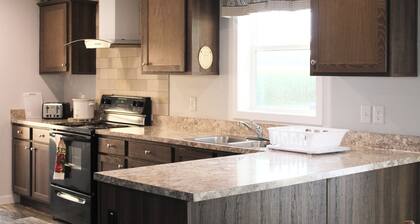 Sleeps 6, rural & cozy.