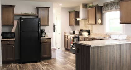 Sleeps 6, rural & cozy.