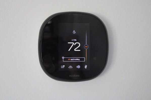 Un thermostat numérique affiche une température de 72 degrés et un taux d’humidité de 73 %.