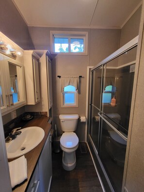 Hair dryer, towels, soap, shampoo - Luxurious quiet cottage on 25 acre rescue farm. In the forest above Port Angeles (Port Angeles)