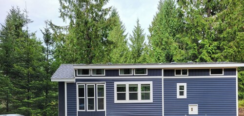 Luxurious quiet cottage on 25 acre rescue farm. In the forest above Port Angeles