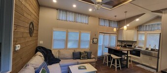 Luxurious quiet cottage on 25 acre rescue farm. In the forest above Port Angeles