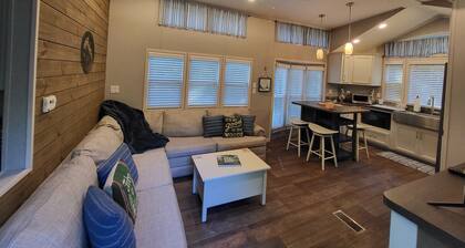 Luxurious quiet cottage on 25 acre rescue farm. In the forest above Port Angeles