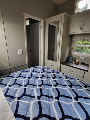 1 bedroom, iron/ironing board, bed sheets - Luxurious quiet cottage on 25 acre rescue farm. In the forest above Port Angeles (Port Angeles)