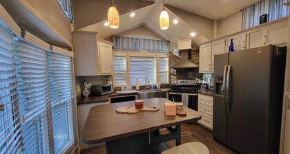 Luxurious quiet cottage on 25 acre rescue farm. In the forest above Port Angeles