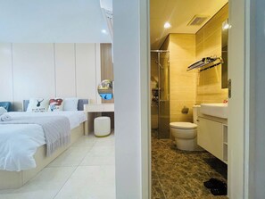 Individually decorated, individually furnished, desk, laptop workspace - Vinhomes D'capitale - Kim's House (Hanoi)