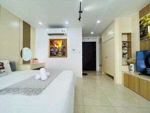 Individually decorated, individually furnished, desk, laptop workspace - Vinhomes D'capitale - Kim's House (Hanoi)