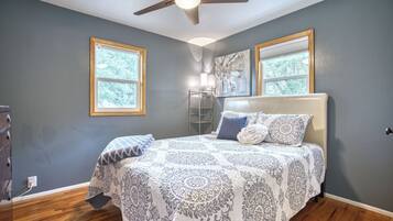 3 bedrooms, iron/ironing board, WiFi, bed sheets