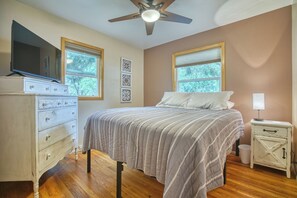 3 bedrooms, iron/ironing board, WiFi, bed sheets