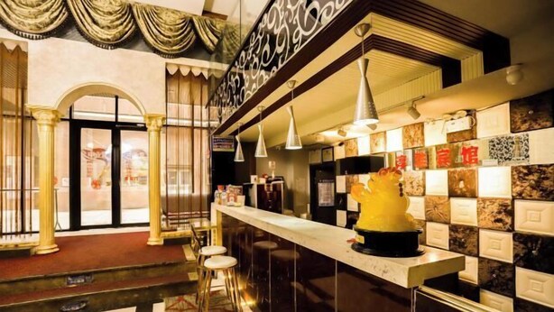 A bar area with a marble countertop, hanging pendant lights, and a decorative centerpiece. - Tanya Hotel (Changchun Guoshang Department Store Tiandi 12th Fang) (Changchun)