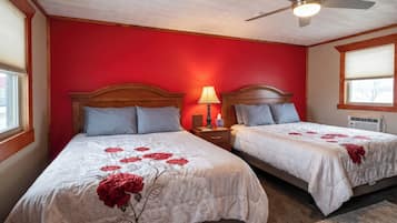 Quarto, 2 camas Queen, para não fumantes | Escrivaninha, ferros/tábuas de passar roupa, Wi-Fi de cortesia