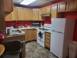 1 King & 1 Queen Suite Non-Smoking | Desk, iron/ironing board, free WiFi, bed sheets