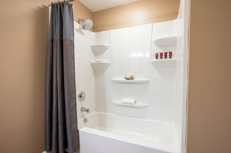 Room, 2 Queen Beds, Non Smoking | Bathroom. KJ's Inn and Suites By OYO Gettysburg U.S. Hwy 212