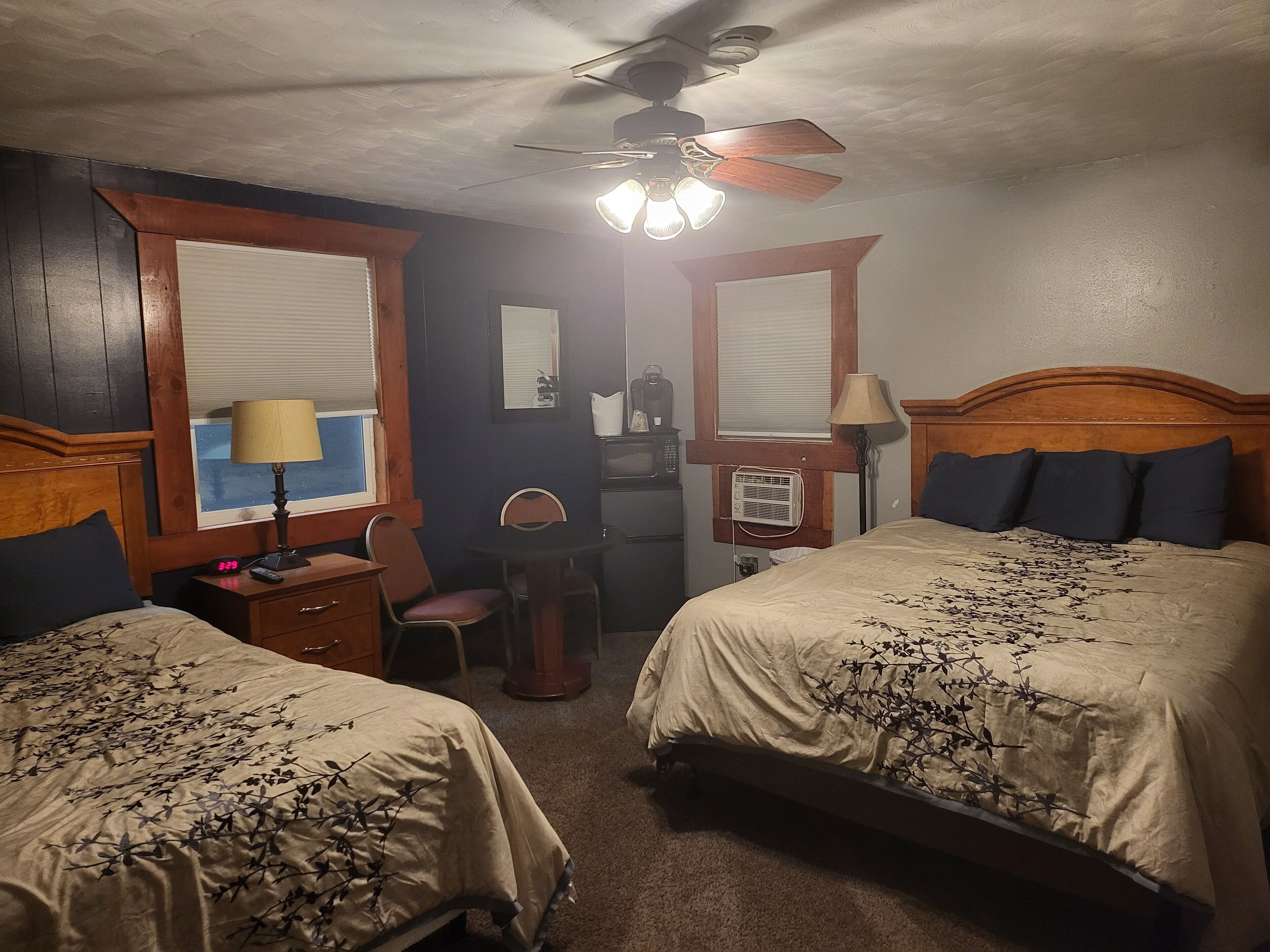 Kamer, 2 tweepersoonsbedden, niet-roken | Een bureau, een strijkplank/strijkijzer, gratis wifi, beddengoed